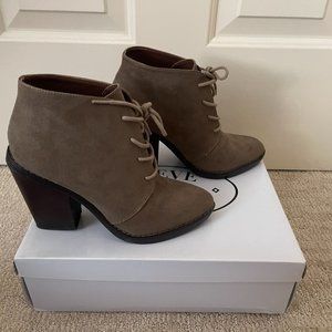 NEW Steve Madden Taupe Lace-Up Boots